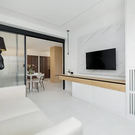 Nowoczesny Przy Plazy Z Parkingiem By Renters Apartamento